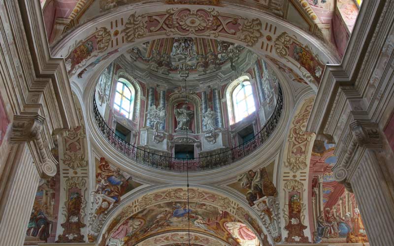 الإعجاب ليس فقط بفن العمارة الفريد الذي تتميز به الكنائس البيلاروسية القديمة بل وبالإيقونات العجيبة المحفوظة 