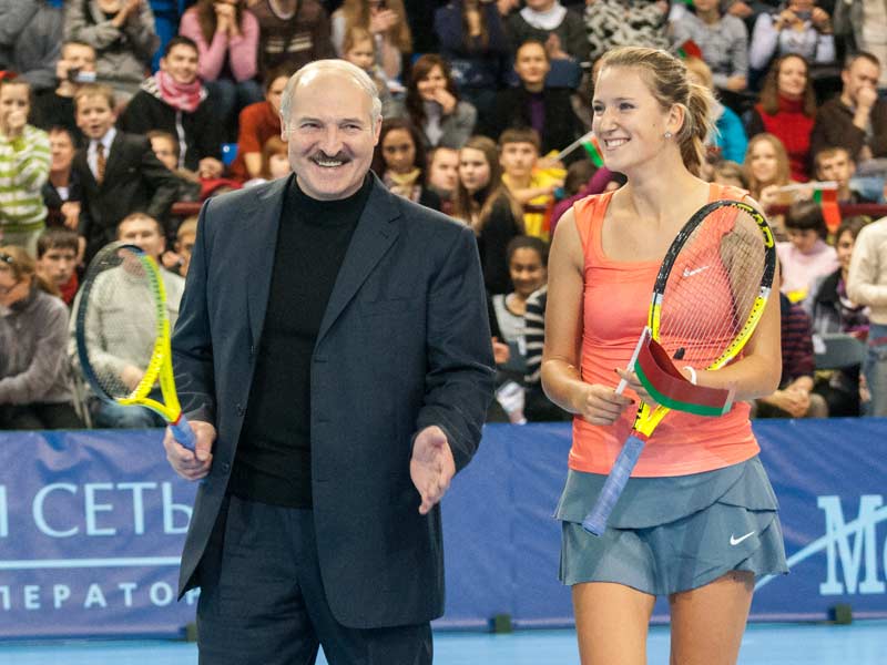 في ملعب التنس أول رئيس لجمهورية بيلاروس أليكساندر لوكاشينكو وأول لاعبة مضرب في العالم فيكتوريا 