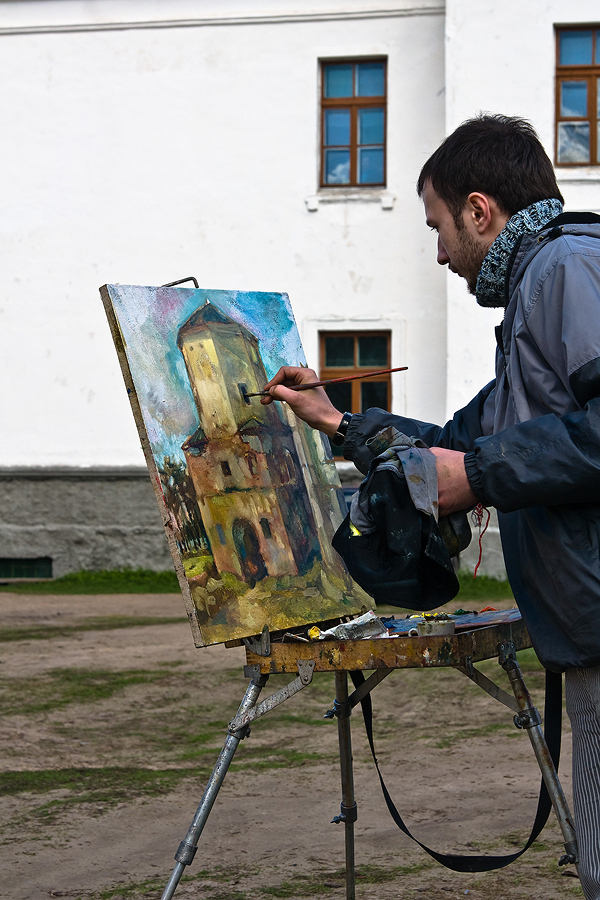 رسام في معرض قلعة ليوبتشا. صور: أليكسي إيسانتشينكو.